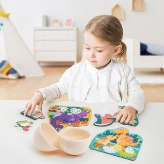 Mädchen mit Dinosaurier-Spielzeug
