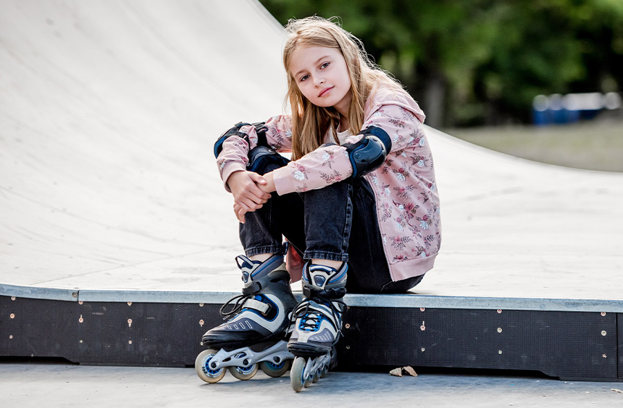 Mädchen mit Inline Skates im Skatepark