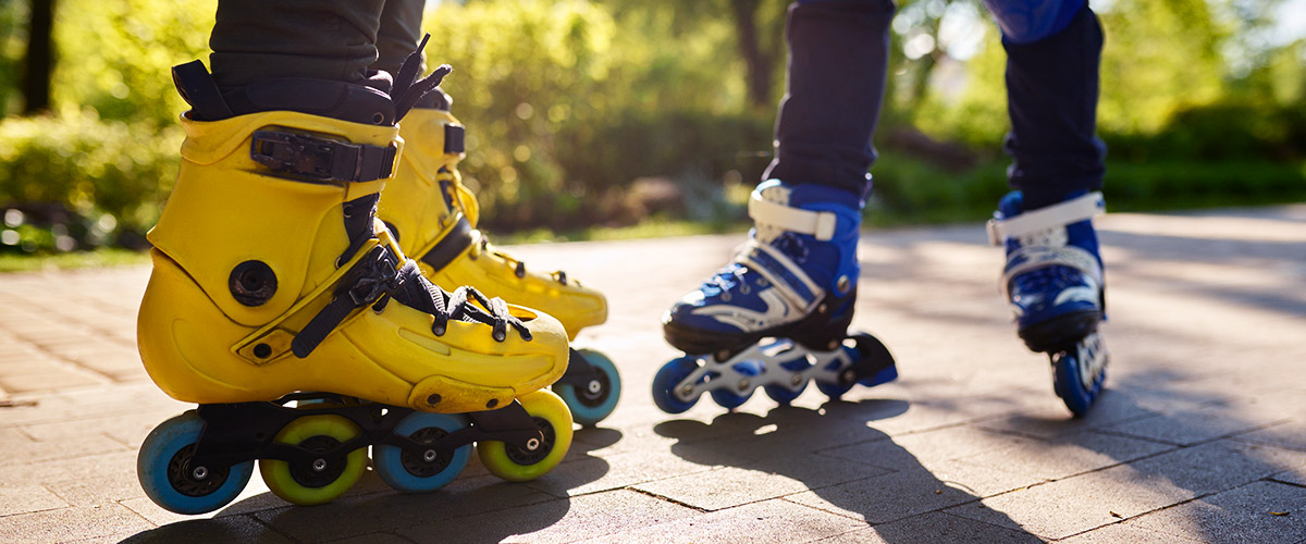 Nahaufnahme von gelben und blauen Inline Skates