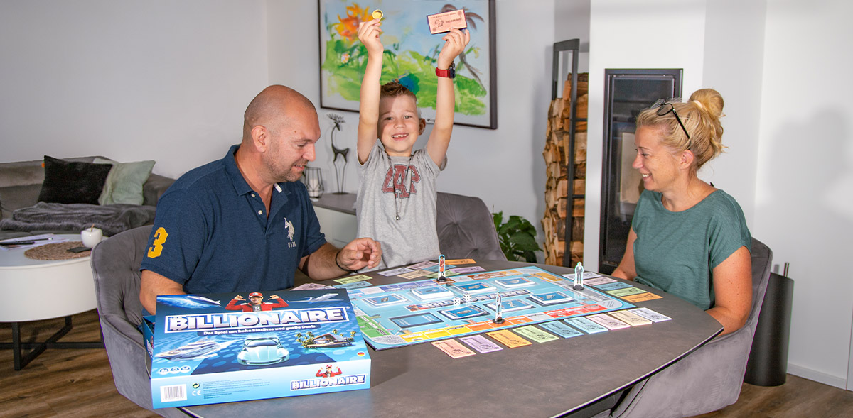 Familie spielt im Wohnzimmer Billionaire