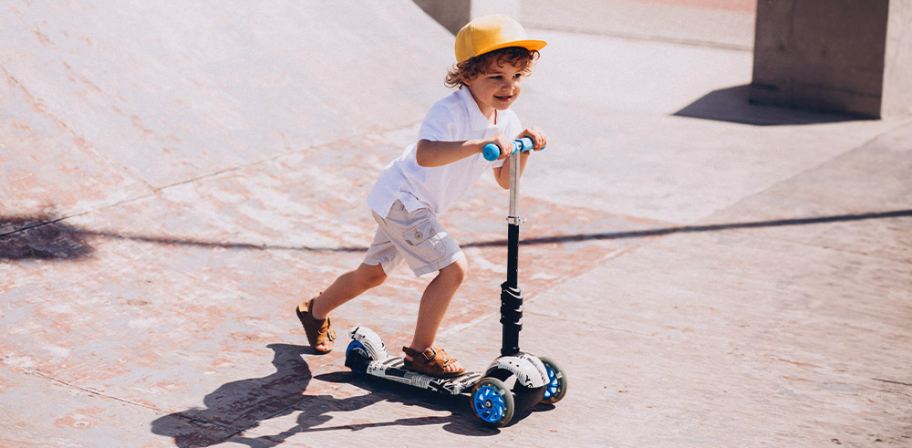 Junge fährt mit Kinderroller