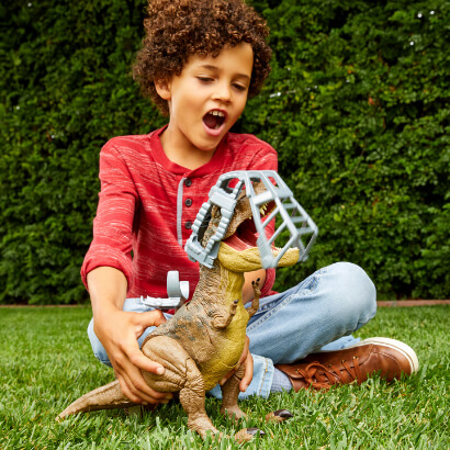 Kind spielt mit Dino-Figur